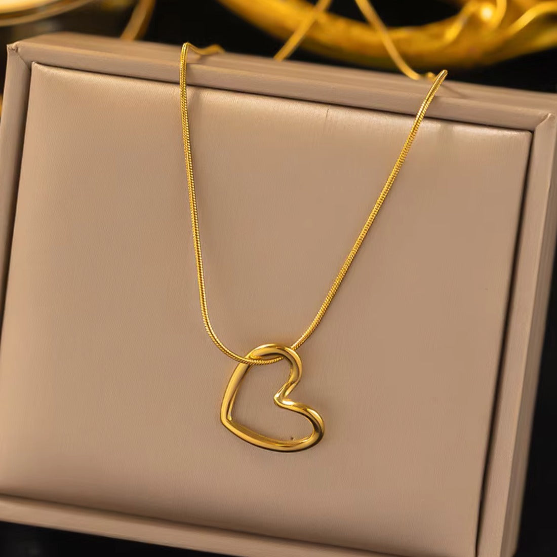 FS-NCKS4C42 - Trendy Heart Hollow Necklace