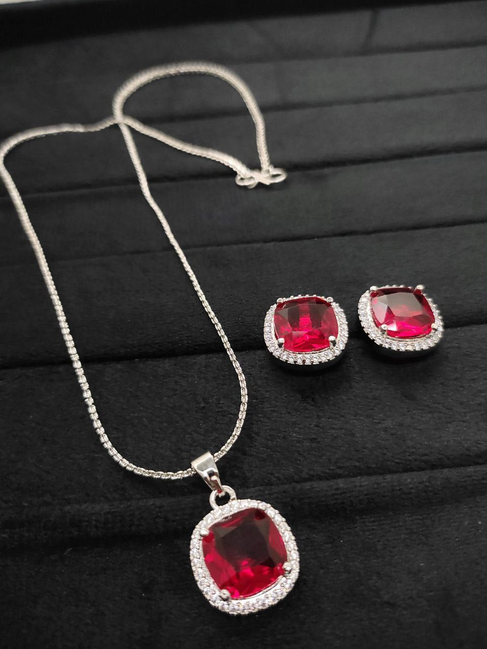 Premium pendant set with chain