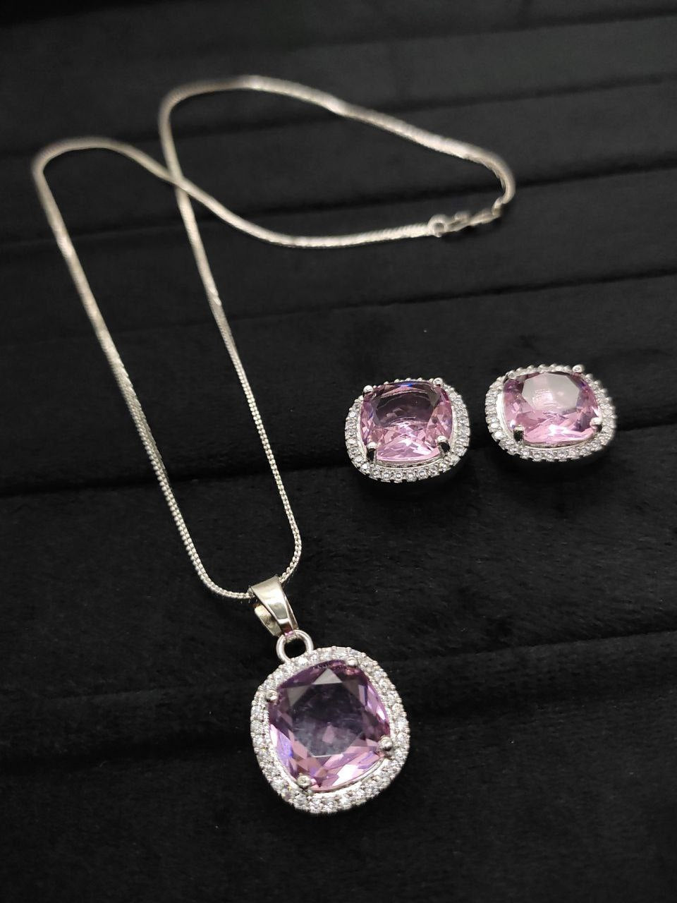Premium pendant set with chain