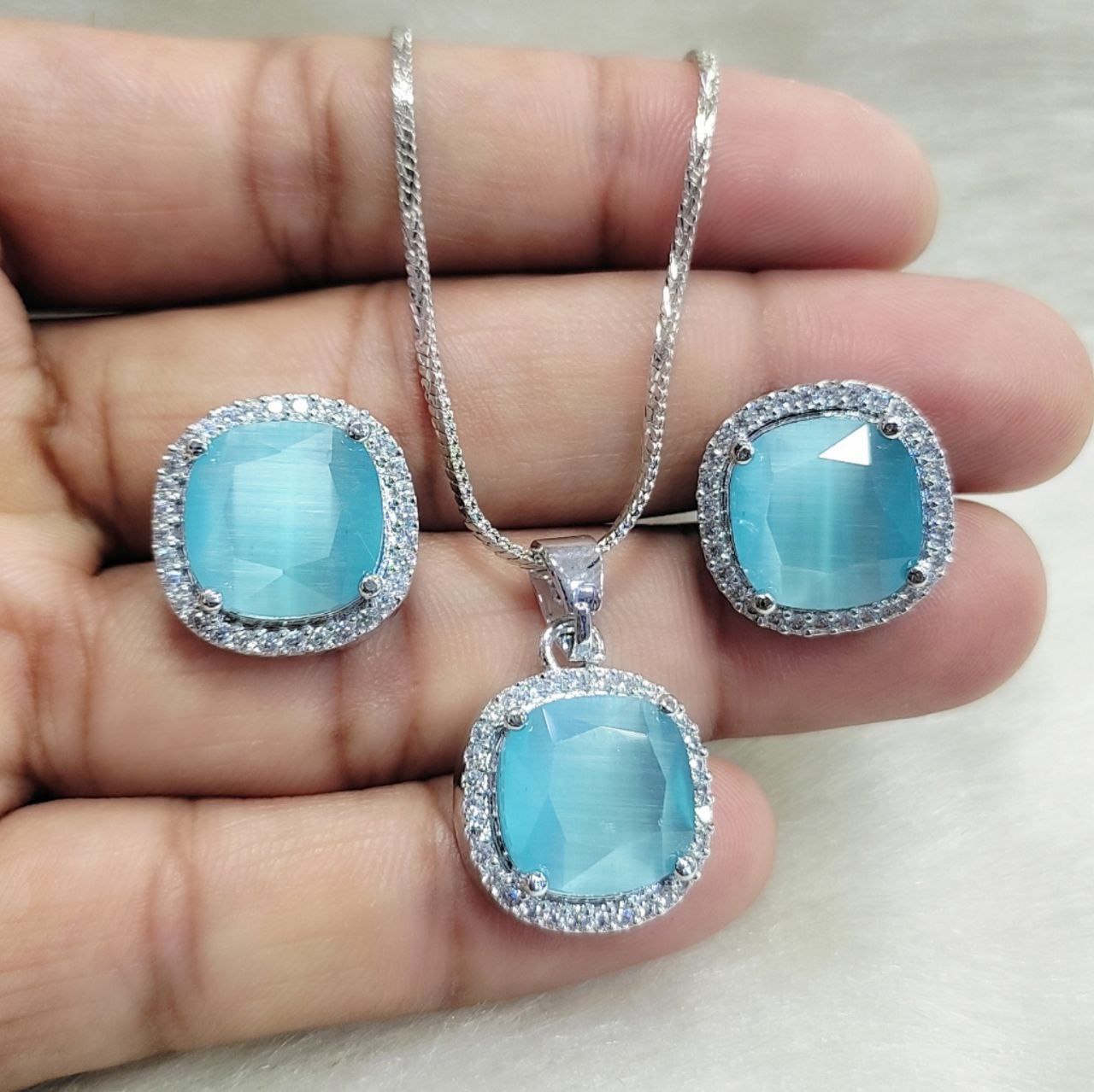 Premium pendant set with chain