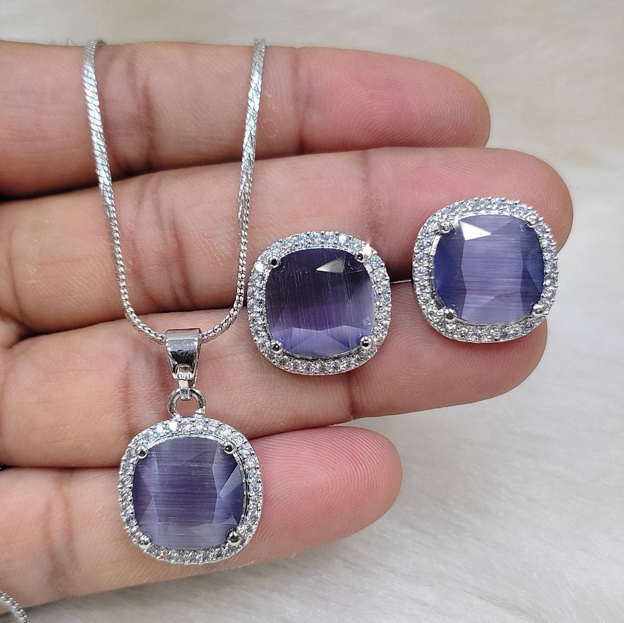 Premium pendant set with chain