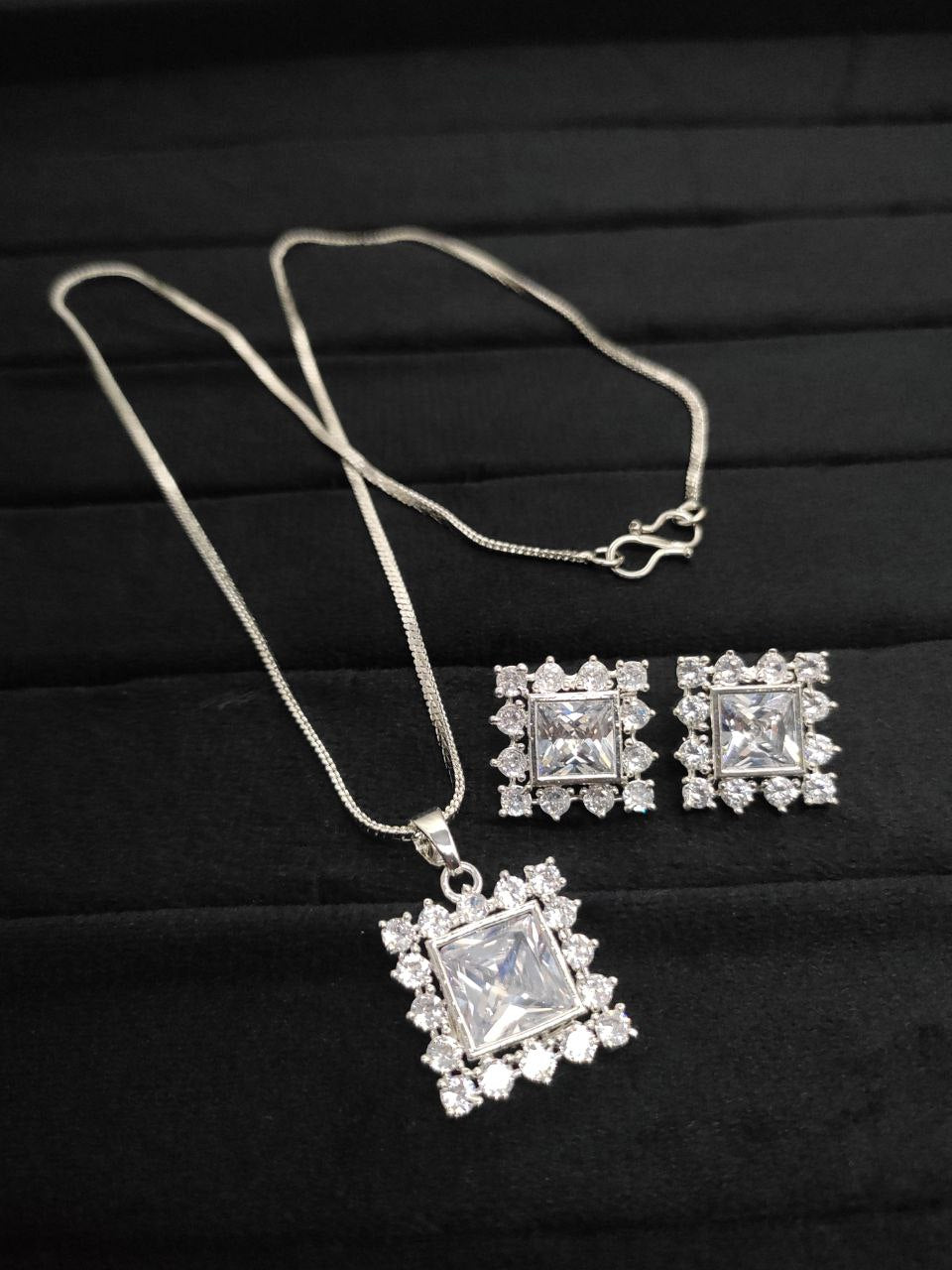 Premium pendant set with chain