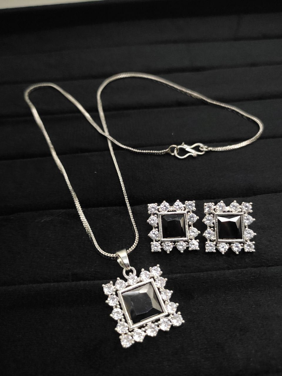 Premium pendant set with chain