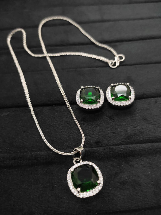 Premium pendant set with chain